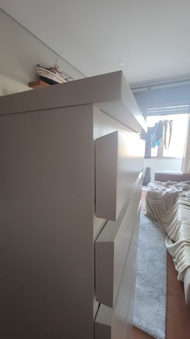 Cómoda Ikea com 6 Gavetas e Espelho