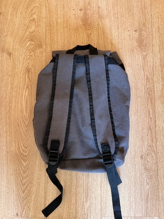 Mochila cinzenta com bastante espaço