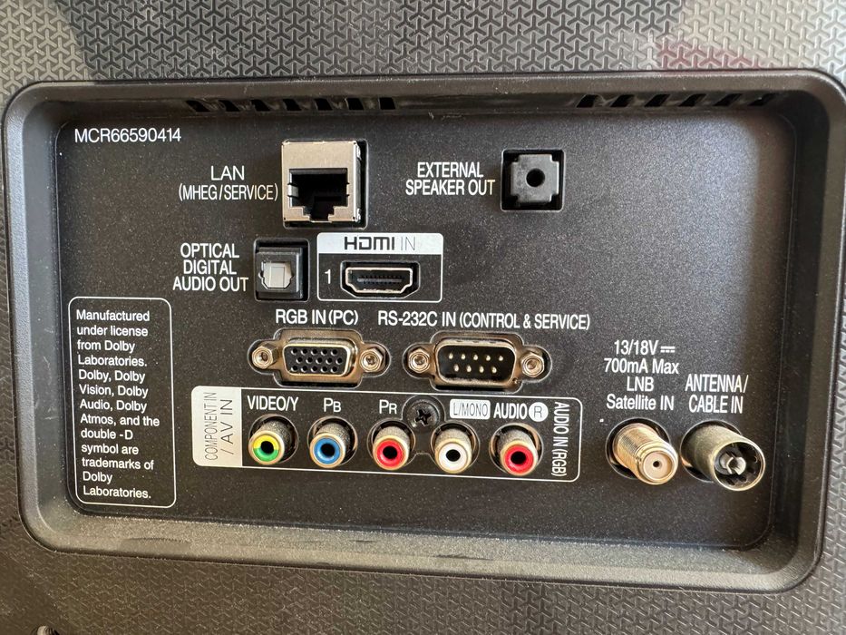 Televisão 32' LG com comando — HDMI e USB — sem pé/base
