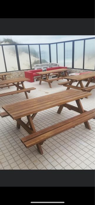 Mesas de picnic em madeira tratada