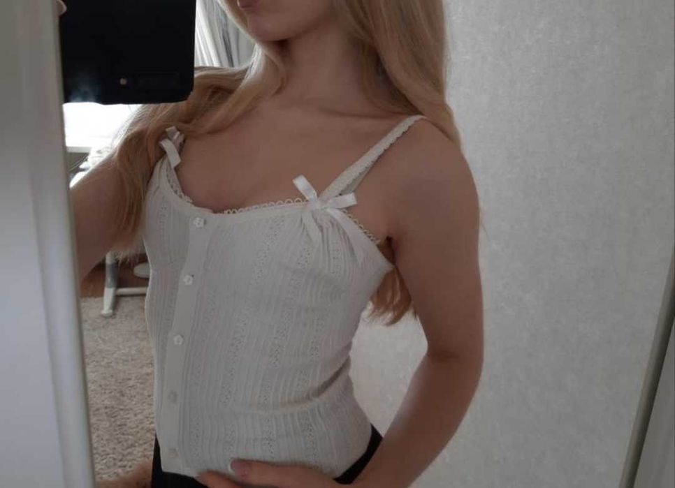 Біла майка із рюшами