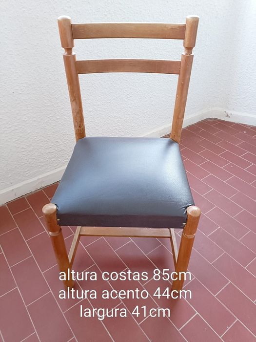 Mesa de madeira com 4 cadeiras