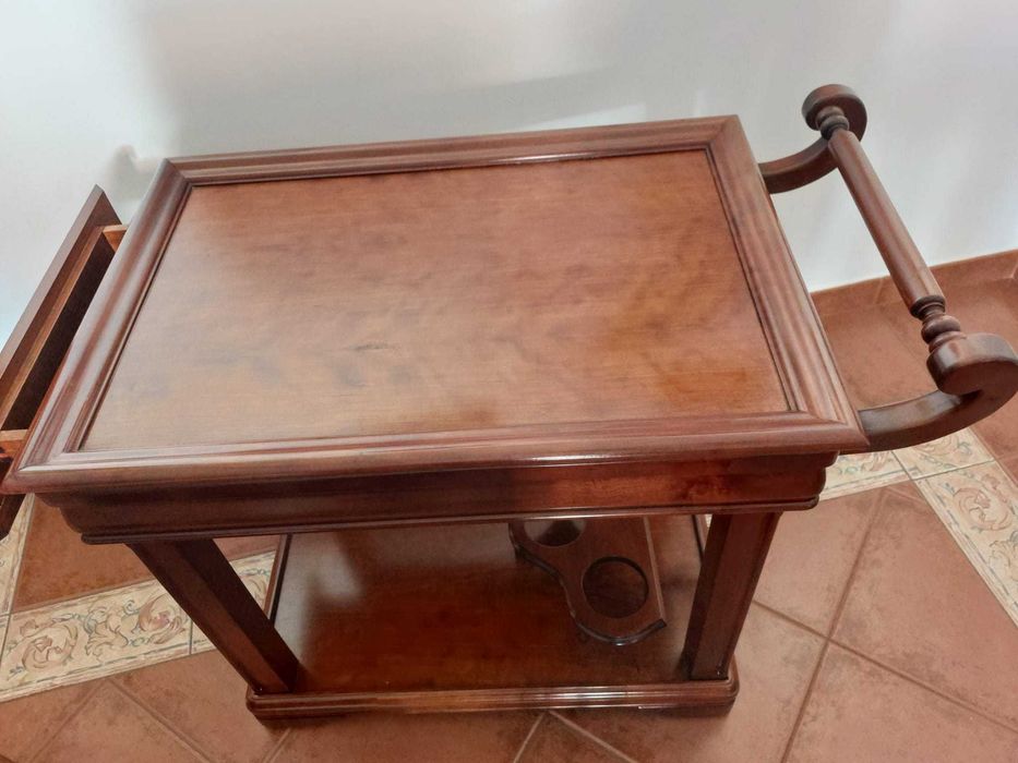 Carrinho de chá e bebidas para sala de estar em cerejeira