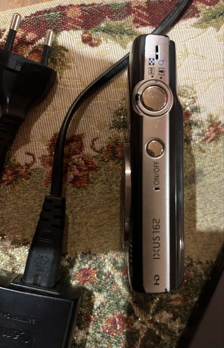 Цифровий фотоапарат Canon з зарядкою та картою памяті