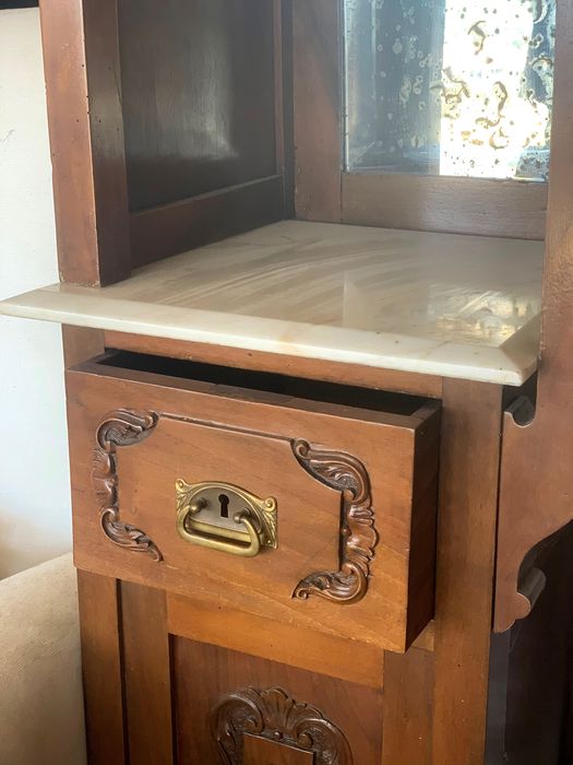 Louceiro / Cristaleira Art Deco vintage com sofá