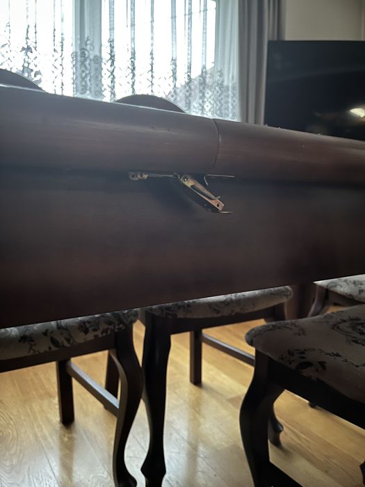 Stół z krzeslami robiony przez stolarza