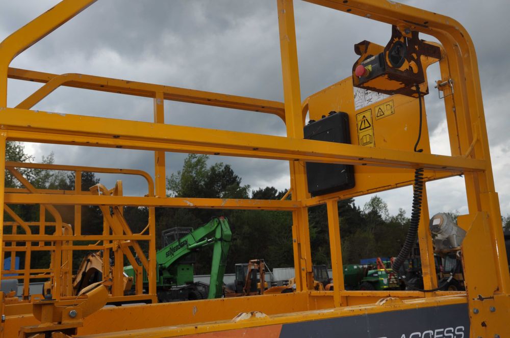 Zwyżka podnosnik podest ruchomy kompaktowy jcb Genie jlg 2646 E 10  M