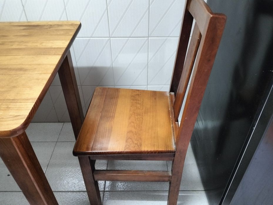 Mesa de madeira com 4 cadeiras