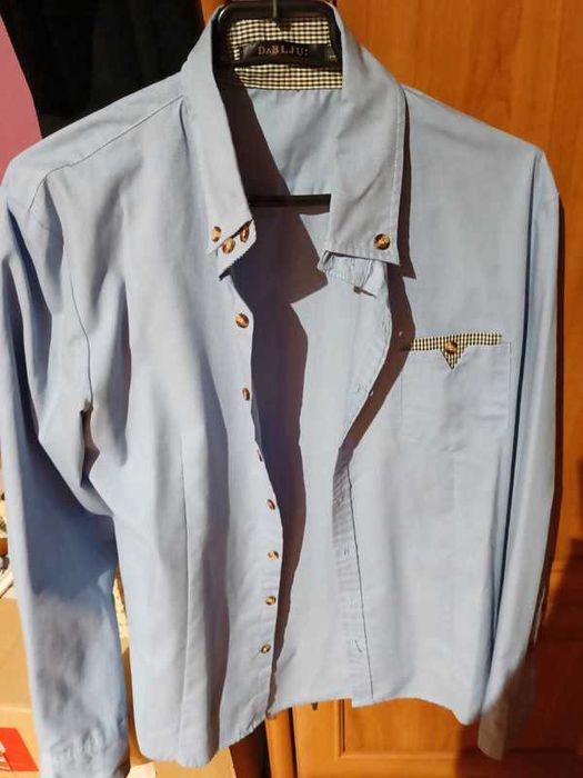 Koszula męska w kolorze jasnoniebieskim.