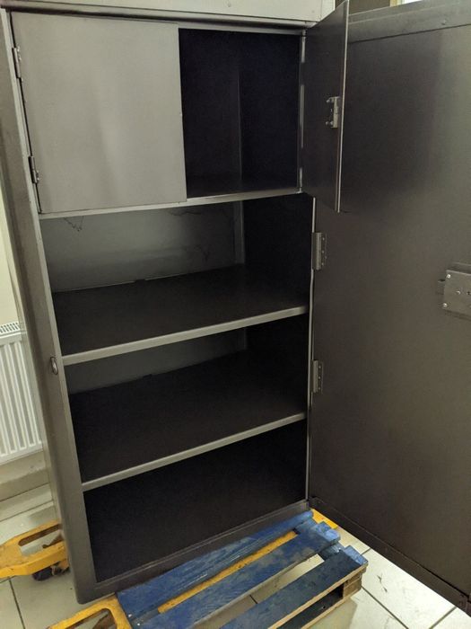 Металеві шкафи та сейфи