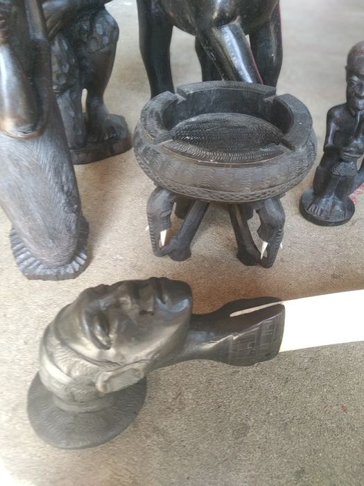 Figuras e ornamentos antigas de indígenas Africanos em pau preto