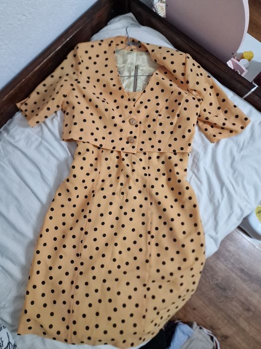 Żółta sukienka w grochy garsonka komplet damski bolerko na wesele