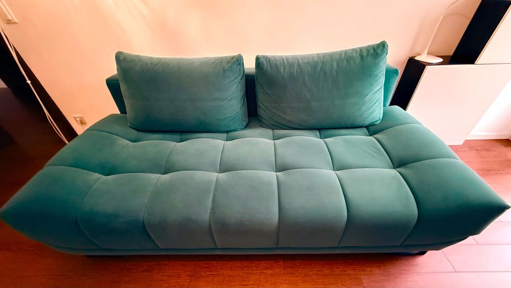 Turkusowa sofa rozkładana z pojemnikiem na pościel