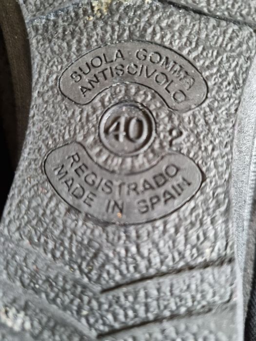 Sapatos ou Chinelos,  de quarto n 40