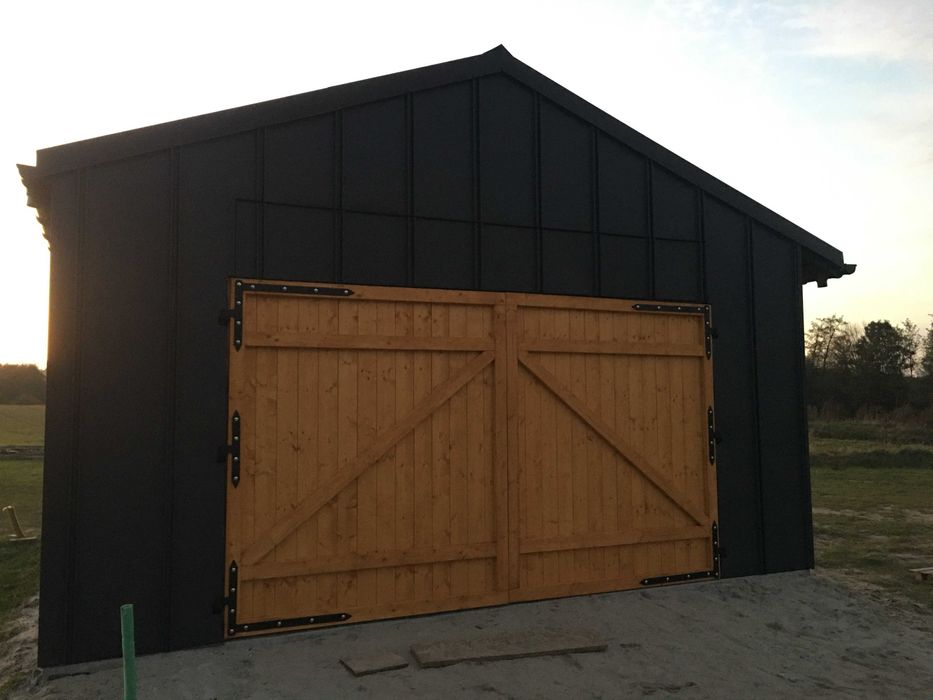 Garaże - z solidnej konstrukcji szkieletowej.