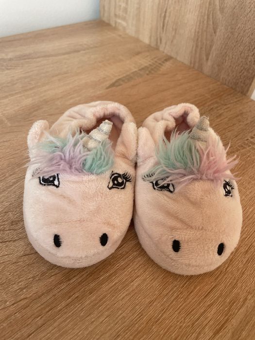 Взуття для дівчинки