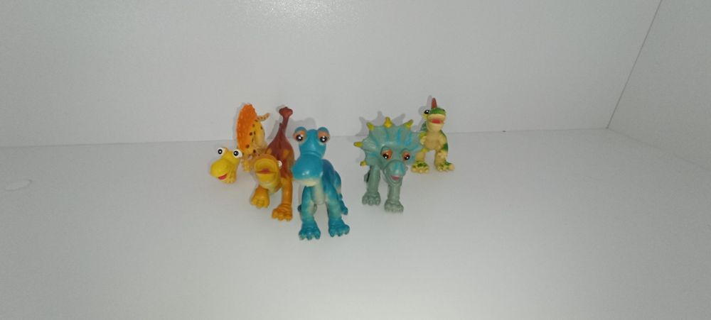 5 figurek dinozaurów