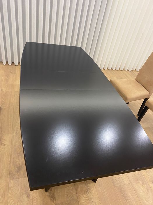 Mesa de jantar e cadeiras