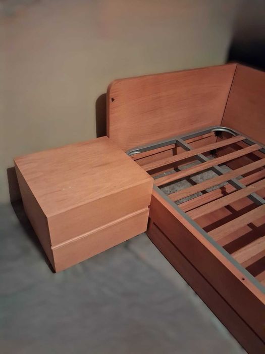 Cama individual com arrumação+mesa de cabeceira
