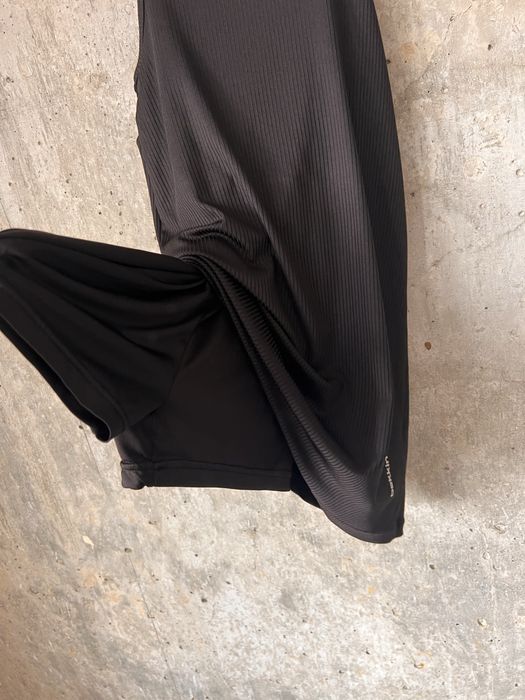 Sportowy strój na fitness spodenki z koszulką połączone