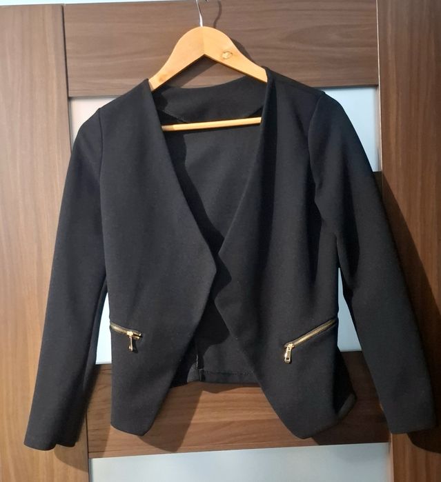 Czarny żakiet  z kieszeniami na zamek