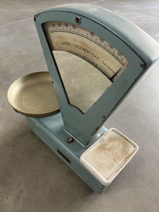 Balança antiga a funcionar