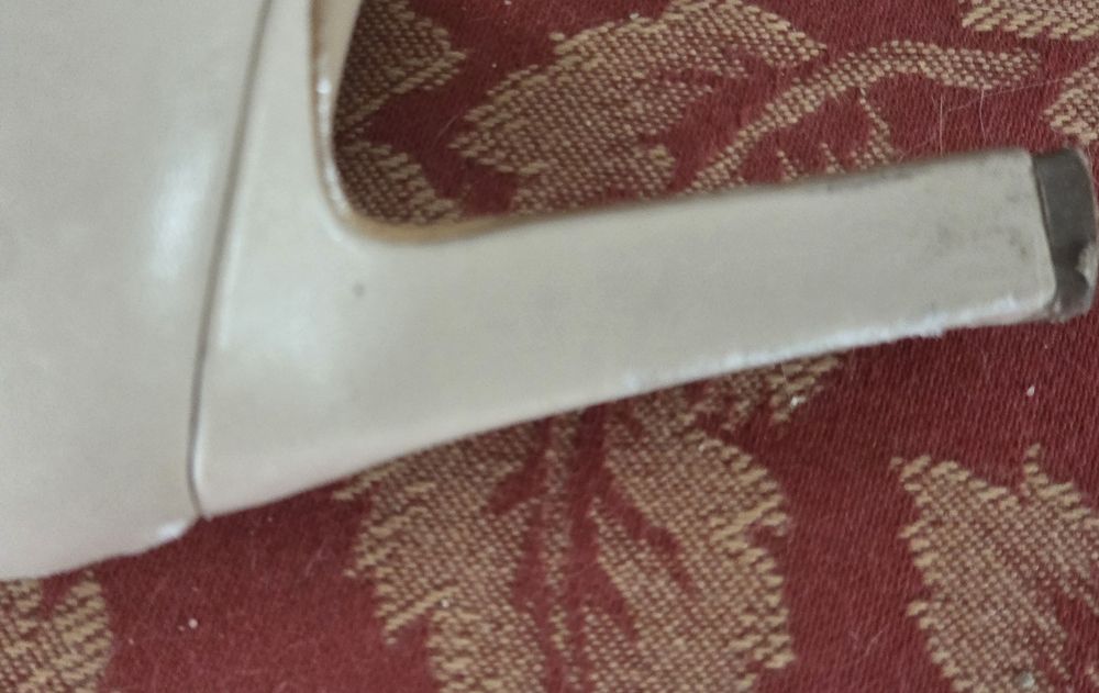 Botins pelo tornozelo em pele com salto, frescos e cómodos.