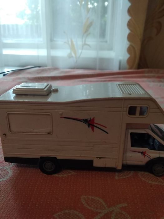 Продаю машинку іграшку