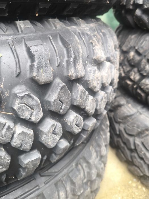 Vendo pneus 32x10r15 ou 32x10r16 ou 30x10.r15 ou 255x75r15 ou 30x10r14