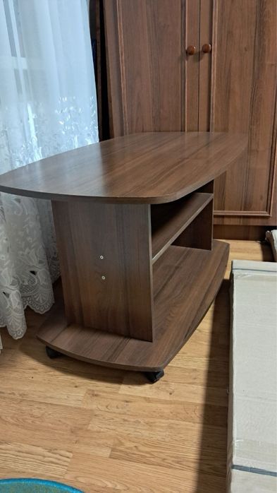 Журнальний стіл на колесах