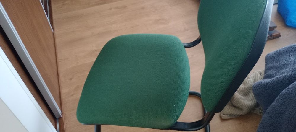 Três cadeiras  em  tom  de  verde  a 10€ cada uma , vendo  separadas