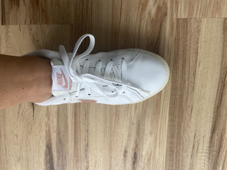 Sapatilha Nike branca e rose gold