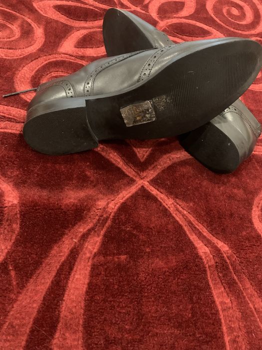 Sapatos pretos rasos em pele con atacadores