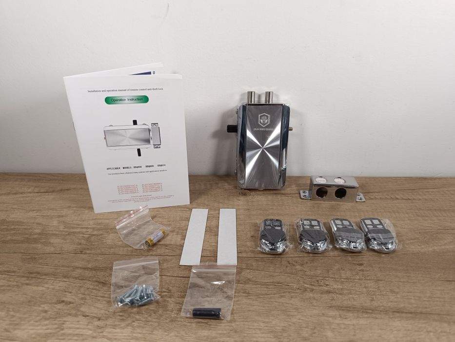 Zamek do drzwi z 4 pilotami i APP