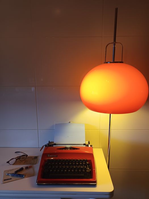 Maquina de escrever portátil Adler Contessa de Luxe de cor laranja
#ma