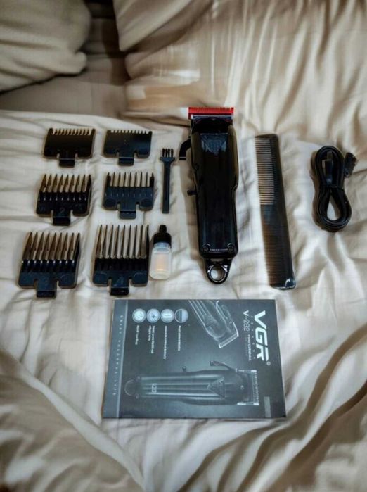 Акумуляторна машинка для стрижки з градієнтним лезом