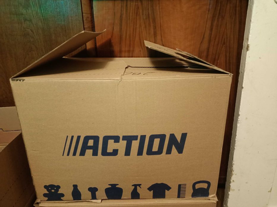 Karton,box z akcesoriami do domu.