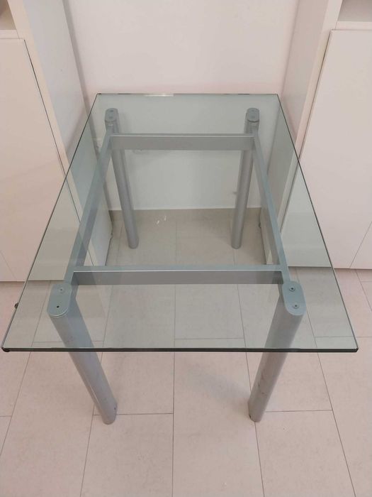 Duas Estantes e Mesa metálica com vidro temperado