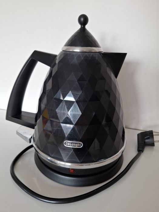 Czajnik elektryczny DeLonghi Brillante czarny