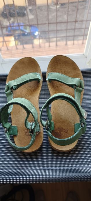 Teva босоніжки 40 розмір шкіра