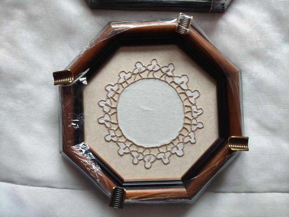 Artigos decorativos: jarras, garrafões, velas, pratos, pinhas