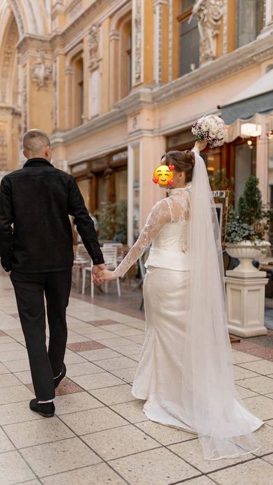 Весільна сукня з шлейфом