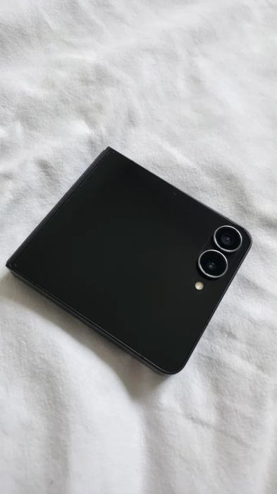 Smartphone SAMSUNG Galaxy Z Flip 7 (6.9'' - 12 GB - 512 GB - Preto)