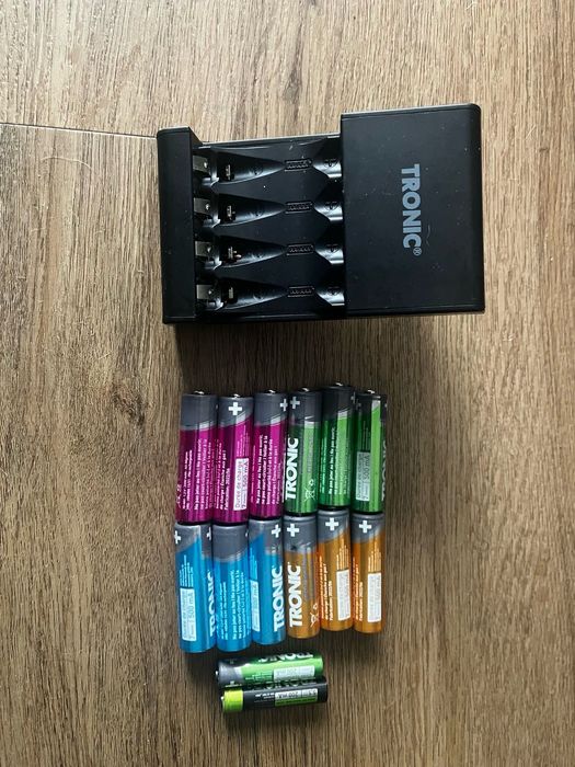 Ładowarka Tronic + akumulatorki AA i AAA
