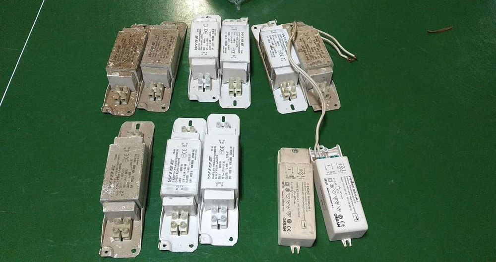 Various electronic components and speakers445797301403013123