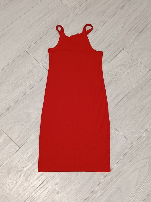 Плаття червоне на бретельках 
Пів обхват талії 33 см 
Пів обхват груде