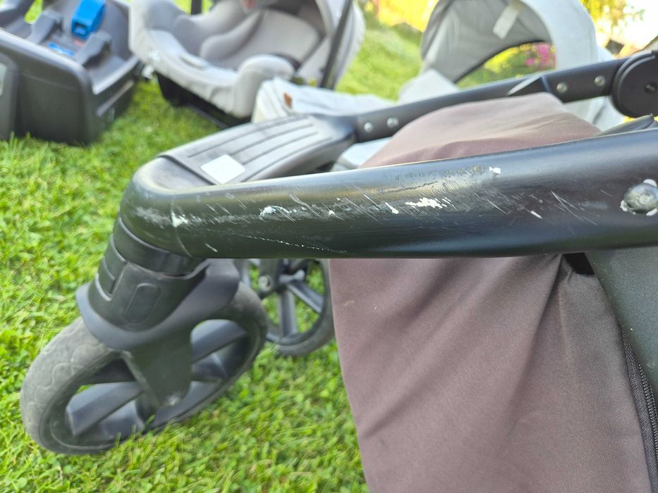 Wózek dziecięcy z fotelikiem samochodowym i bazą ISOFIX