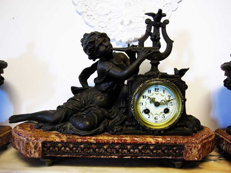 fantástico antigo relógio figurativo em bronze e mármore com 2 ânforas