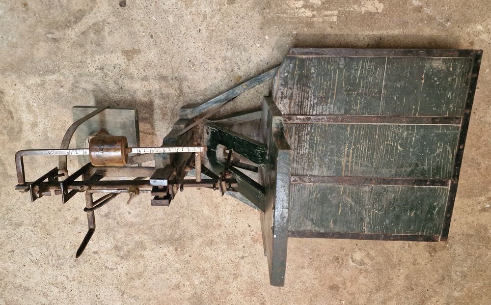 Balança decimal antiga.