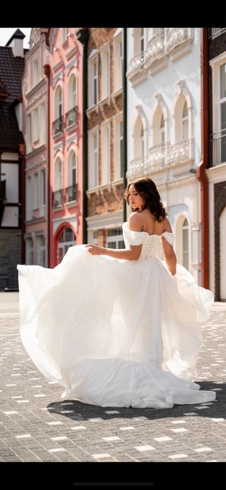 Весільна сукня зі шлейфом